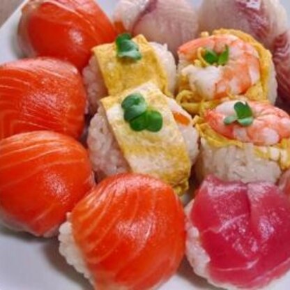 ダンナのバースデーディナーに。
サーモンだけでなくまぐろや鯛ものっけてみました。
ちらし寿司の素を使うのでお手軽な上に難しいご飯の味付けもバッチリです♪